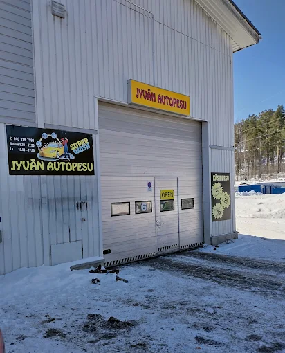 Jyvän autopesun hallin sisäänkäynti talvella